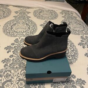 TOMS Women Forged Iron boots Never worn size 8